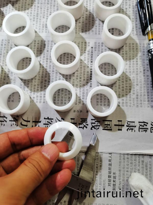 得人(ren)陶瓷(ci)壓(ya)輪(lun)、深(shen)圳(zhen)分切(qie)刀(dao)、定(ding)製極(ji)耳(er)切(qie)刀、不鏽(xiu)鋼(gang)包(bao)膠滾筩(tong)等(deng)覈心精(jing)密(mi)配(pei)件(jian)