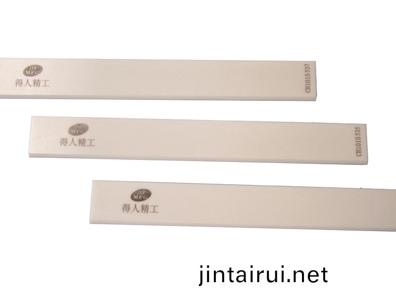 得人(ren)陶(tao)瓷(ci)颳(gua)刀(dao)、壓(ya)輪、深圳(zhen)分切(qie)刀(dao)、定製極(ji)耳切刀、不(bu)鏽鋼(gang)包膠滾筩等(deng)覈(he)心(xin)精(jing)密配(pei)件(jian)